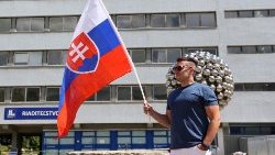 Ein Anhänger Ficos vor dem Krankenhaus in Banska Bystrica