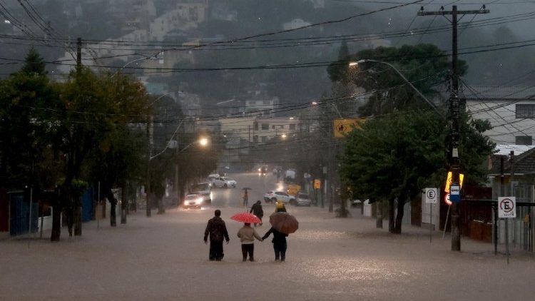 Registro da inundação no Bairro Cavalhada, em Porto Alegre. (REUTERS/Diego Vara)