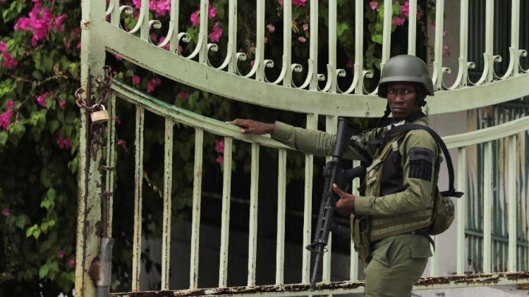 Um soldado de guarda no quartel-general das Forças Armadas do Haiti em Porto Príncipe