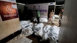 I corpi di alcune vittime del bombardamento su Rafah