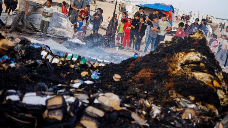 Ataque israelense numa área reservada para pessoas deslocadas, em Rafah, no sul da Faixa de Gaza (Reuters)