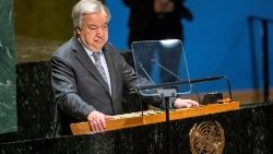 न्यूयॉर्क में संयुक्त राष्ट्र महासभा की बैठक  में बोलते हुए महासचिव अंतोनियो गुटेरेस