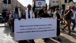 Jüdische, muslimische, christliche und drusische Religionsführer und Teilnehmer der verschiedenen Strömungen am Montag in Jerusalem beim interreligiösen Marsch für Menschenrechte und Frieden