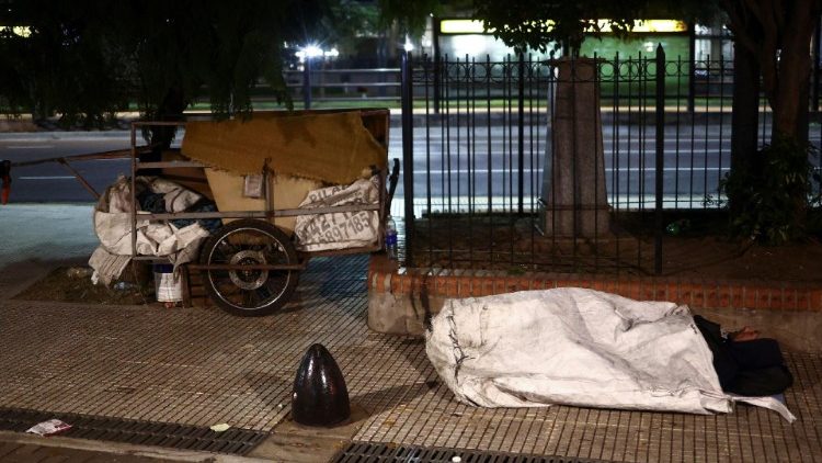 Dormir na rua e cozinhas comunitárias, saída para muitos argentinos que vivem na pobreza