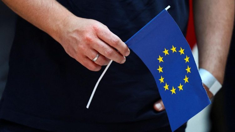 Ein Wähler mit kleiner Europa-Flagge 