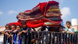 Palestinos fogem da parte oriental de Khan Younis depois de receberem ordens do exército israelense para evacuar seus bairros.