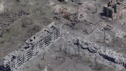A visualização do drone mostra edifícios destruídos na cidade de Chasiv Yar, na linha de frente, na região de Donetsk, Ucrânia, em 4 de julho de 2024. NGU/via REUTERS 
