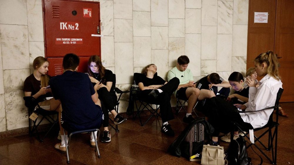 Pessoas se abrigam em uma estação de metrô durante ataques com mísseis russos em Kiev, em meio ao ataque da Rússia à Ucrânia, em Kiev, Ucrânia, 8 de julho de 2024. REUTERS/Thomas Peter