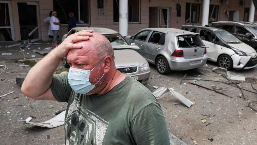 Um homem reage perto do Hospital Infantil Okhmatdyt, que foi danificado durante um ataque com mísseis russos, em meio ao ataque da Rússia à Ucrânia, em Kiev, Ucrânia, 8 de julho de 2024. REUTERS/Gleb Garanich