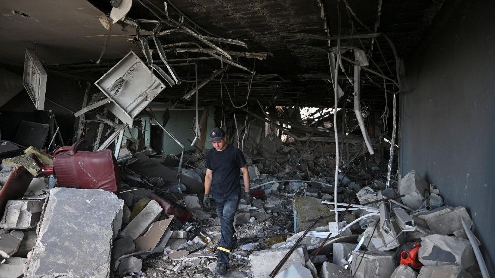 Uma equipe de resgate inspeciona o interior de um prédio de apartamentos danificado durante ataques de mísseis russos, em meio ao ataque da Rússia à Ucrânia, em Kiev, Ucrânia, 8 de julho de 2024. REUTERS/Viacheslav Ratynskyi