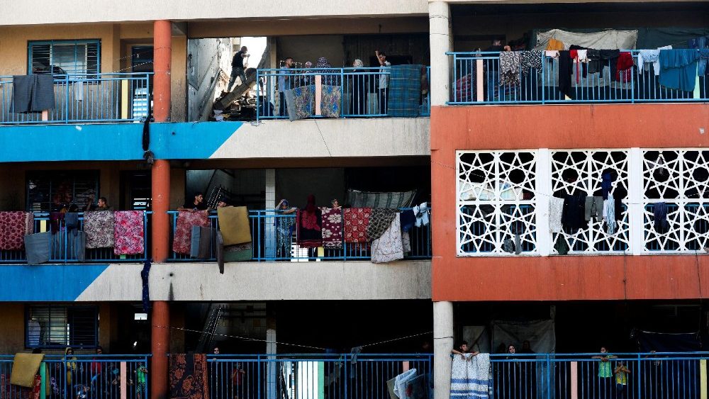 Ataque aéreo israelense em uma escola da Onu que abriga pessoas deslocadas em Nuseirat, no centro da Faixa de Gaza (Reuters)