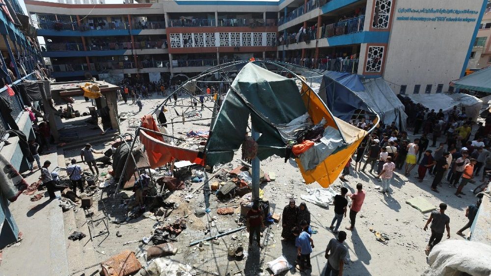 Ataque aéreo israelense em uma escola da Onu que abriga pessoas deslocadas em Nuseirat, no centro da Faixa de Gaza (Reuters)