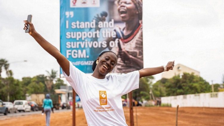 ഗാംബിയയിൽ സ്ത്രീ ജനനേന്ദ്രിയ ഛേദ നിയമത്തിനെതിരെ സമരം നടത്തുന്നു 