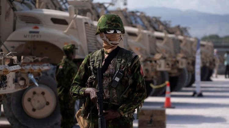 Um policial queniano está ao lado de uma fileira de veículos blindados antiminas enquanto a Embaixadora dos Estados Unidos nas Nações Unidas, Linda Thomas-Greenfield, visita a missão de Apoio à Segurança Multinacional (MSS) na base do Haiti, perto do aeroporto de Porto Príncipe, Haiti, em 22 de julho de 2024. Roberto Schmidt/Pool via REUTERS