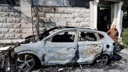 Un veicolo è stato bruciato durante l'attacco dei coloni israeliani in Cisgiordania