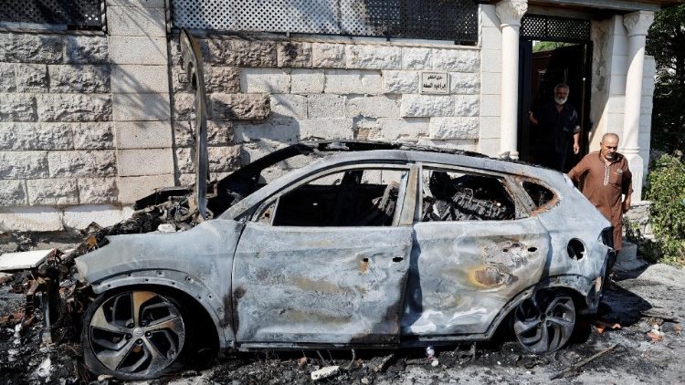 Un veicolo è stato bruciato durante l'attacco dei coloni israeliani in Cisgiordania