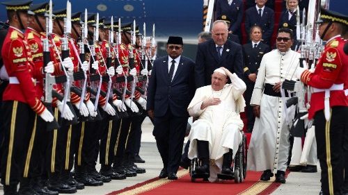 Papst Franziskus ist in Indonesien angekommen