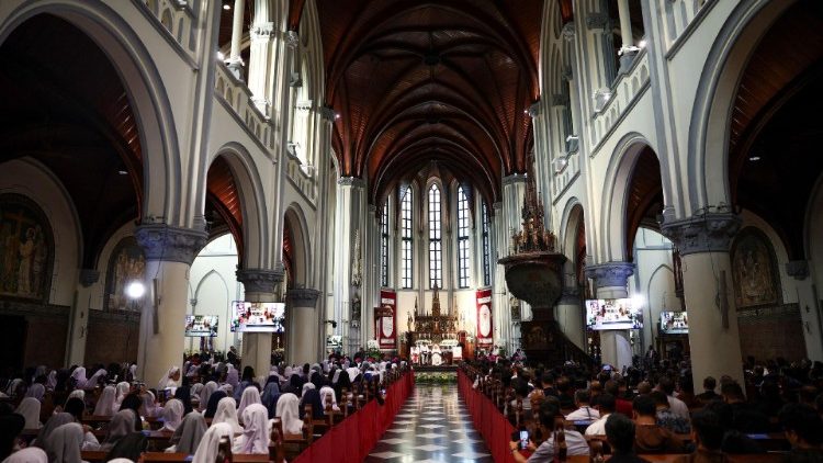 जकार्ता में धर्माध्यक्षों, पुरोहितों एवं धर्मसमाजियों की सन्त पापा फ्राँसिस से मुलाकात (फाईल तस्वीर)