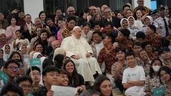 Францішак з падапечнымі праектаў "Scholas Occurrentes"