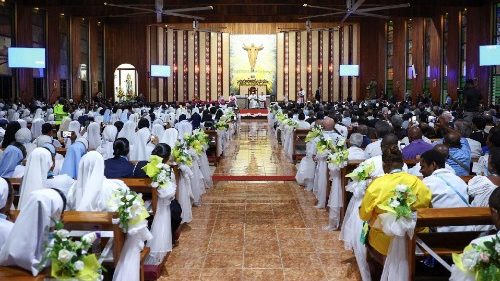 कलीसियाई सेवकों से पोप : साहस, सुन्दरता और आशा के साक्षी बनें 