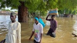Moradores deixam áreas inundadas com seus pertences durante operações de resgate em Maiduguri, norte do estado de Borno, Nigéria, 12 de setembro de 2024. REUTERS/Ahmed Kingimi