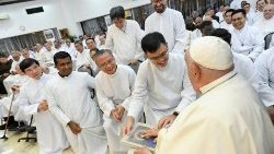 सिंगापुर के याजकवर्ग  के साथ सन्त पापा फ्रांसिस, 13.09.2024