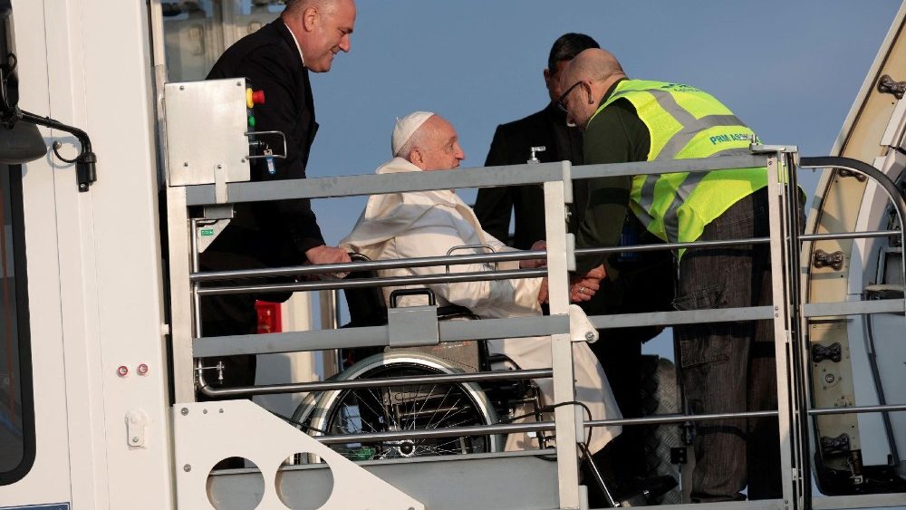 Францішак у аэрапорце Ф'юмічына