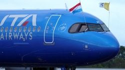 Самалёт з Папам на борце ў аэрапорце Люксембурга