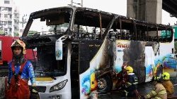 Der Reisebus, der bei Bangkok in Flammen aufgegangen ist