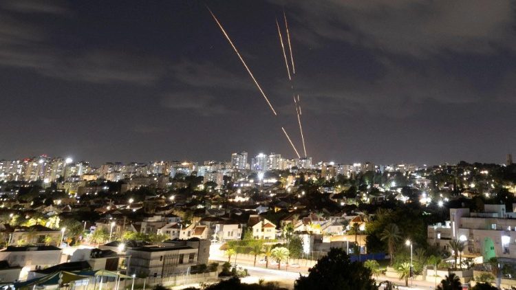 Israels Raketenabwehrsystem Iron Dome fängt Raketen ab, gesehen von Ashkelon aus