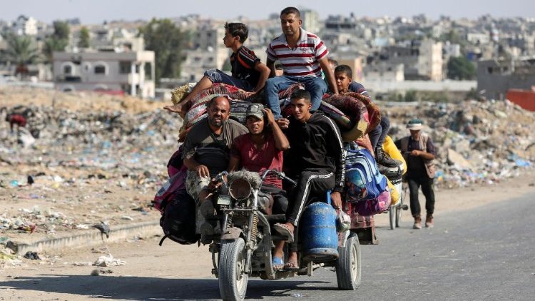 Uma família palestina com o que restou após um bombardeio