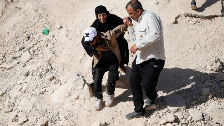 Libaneses fugindo para a fronteira com a Síria