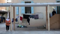 Pessoas deslocadas abrigadas em uma escola de Beirute (Reuters)