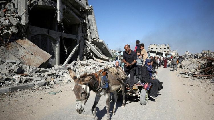 Palestinos desplazados huyen de la parte norte de Gaza en medio de una operación militar israelí, en Jabalia, el 22 de octubre