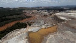 FILE PHOTO: View from above of a dam owned by Vale SA and BHP Billiton Ltd that burst in Mariana