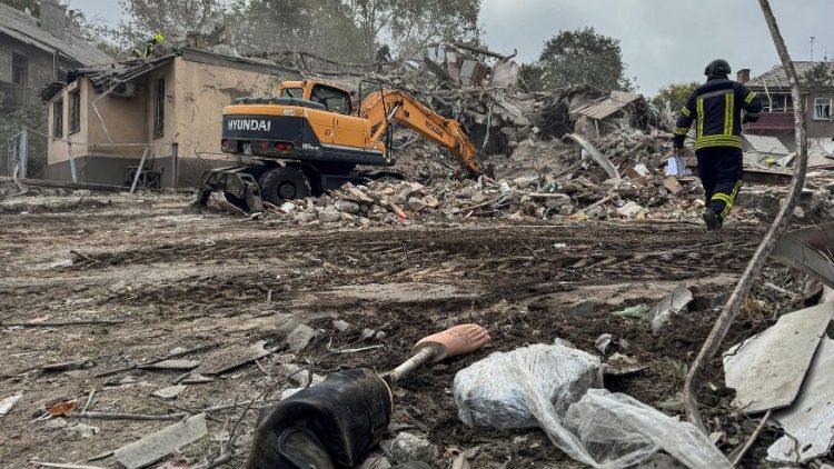 Equipes de resgate trabalham em um local de um prédio de apartamentos destruído por um ataque de míssil russo, em meio ao ataque da Rússia à Ucrânia, em Dnipro, Ucrânia, em 26 de outubro de 2024. REUTERS/Mykhailo Moskalenko