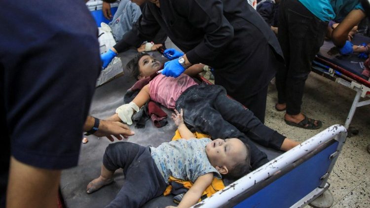 Ранени палестински деца при израелски удар, получават грижи в болница Ал-Ахли в Газа
