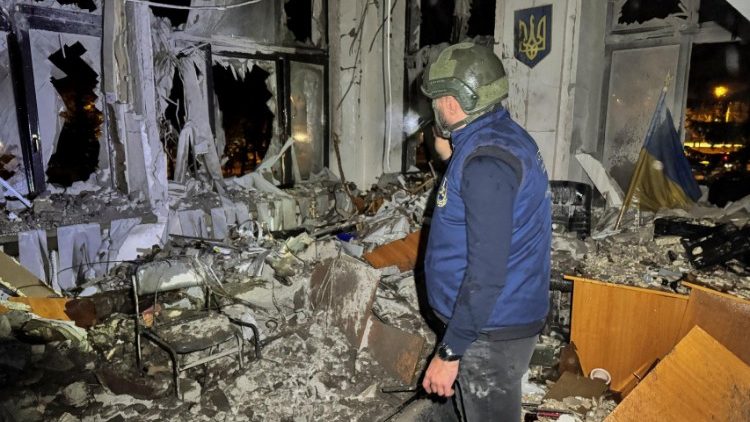 Um Promotor que investiga crimes de guerra trabalha no local de um ataque aéreo russo, em meio ao ataque da Rússia à Ucrânia, no centro de Kharkiv, Ucrânia, em 28 de outubro de 2024. REUTERS/Vitalii Hnidyi