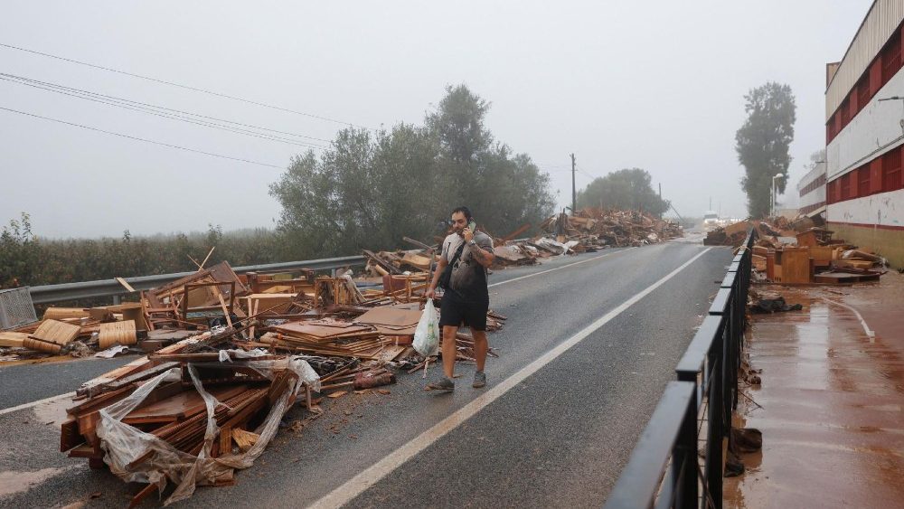 Um homem passa por itens danificados de uma fábrica de móveis afetada por chuvas torrenciais que causaram inundações em La Alcudia, região de Valência, Espanha, em 30 de outubro de 2024. REUTERS/Eva Manez