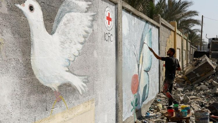 Friedenstaube auf einer Mauer im Gaza-Streifen, eine Aktion des Roten Kreuzes (ICRC)