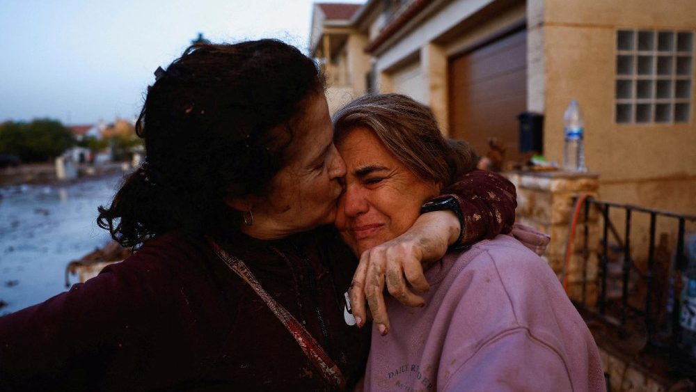 Eva Defez, 50, é abraçada por uma amiga do lado de fora de sua casa depois de passar a noite presa em casa com sua família devido às enchentes em Utiel, Espanha, em 30 de outubro de 2024. REUTERS/Susana Vera TPX IMAGENS DO DIA