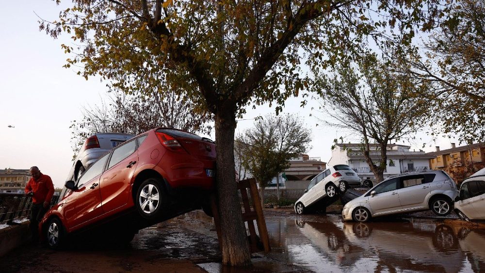 Carros empilhados uns contra os outros após enchentes em Utiel, Espanha, 30 de outubro de 2024. REUTERS/Susana Vera