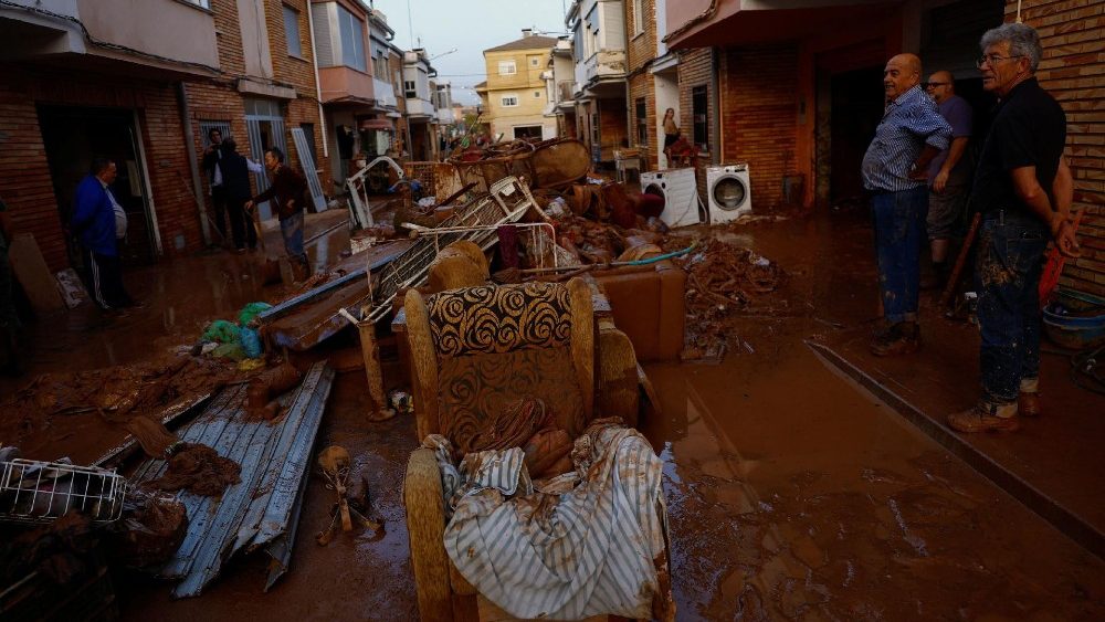 Moradores ficam do lado de fora de suas casas ao lado de pertences danificados após enchentes em Utiel, Espanha, 30 de outubro de 2024. REUTERS/Susana Vera
