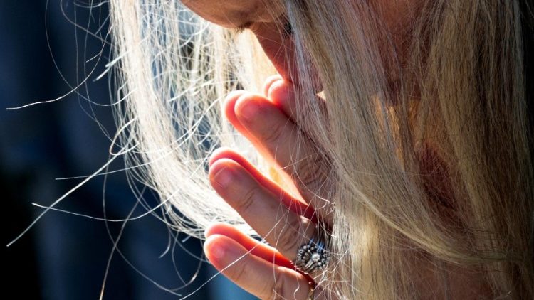 Fiel reza durante celebração presidida pelo Papa  Francisco no Dia de Finados.