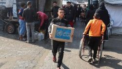 Palestinske izbjeglice primaju pomoć od UNRWA-e u Deir Al-Balahu, gradu u središnjem Pojasu Gaze