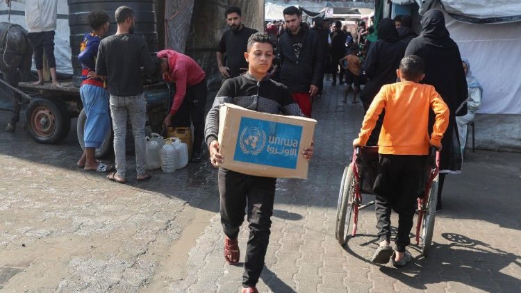 Palestinske izbjeglice primaju pomoć od UNRWA-e u Deir Al-Balahu, gradu u središnjem Pojasu Gaze
