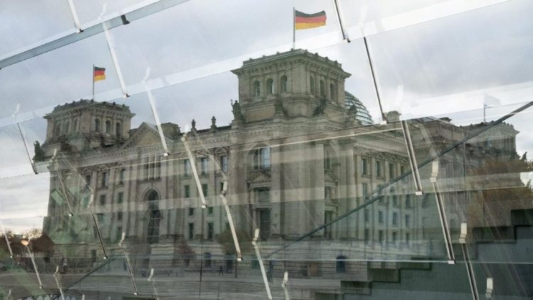 Gespiegelt: Der Bundestag in Berlin