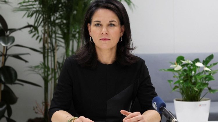 Annalena Baerbock bei einer Begegnung mit Medienleuten in Baku am Samstag