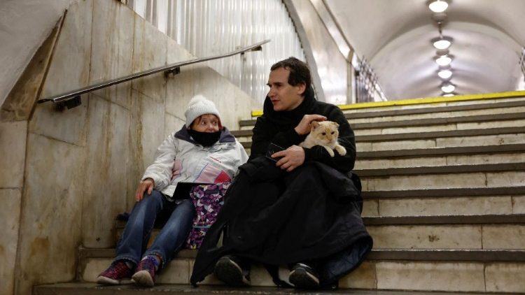 Pessoas se abrigam dentro de uma estação de metrô durante um ataque militar russo, em meio aos ataques da Rússia à Ucrânia, em Kiev, Ucrânia, 28 de novembro de 2024. REUTERS/Thomas Peter