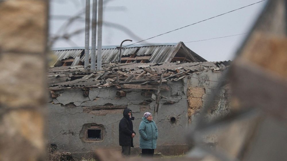 Moradores olham ao lado de um prédio danificado por um ataque de míssil russo, em meio ao ataque da Rússia à Ucrânia, nos arredores de Odesa, Ucrânia, em 28 de novembro de 2024. REUTERS/Nina Liashonok
